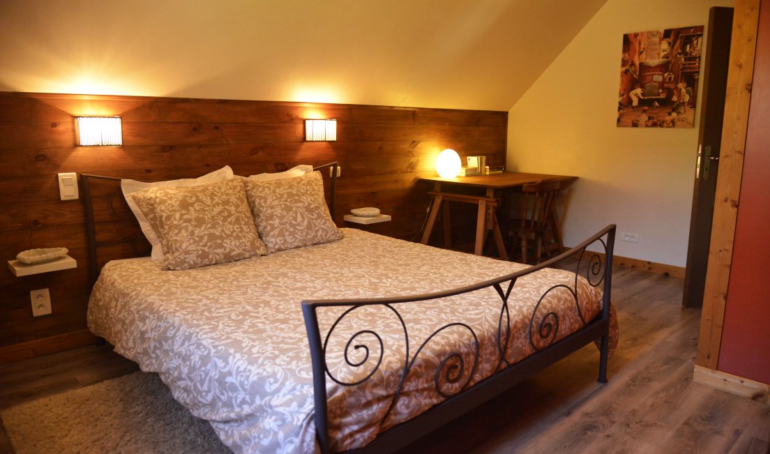 Chambre à létage avec dressing et bureau au Chalet Clairlune